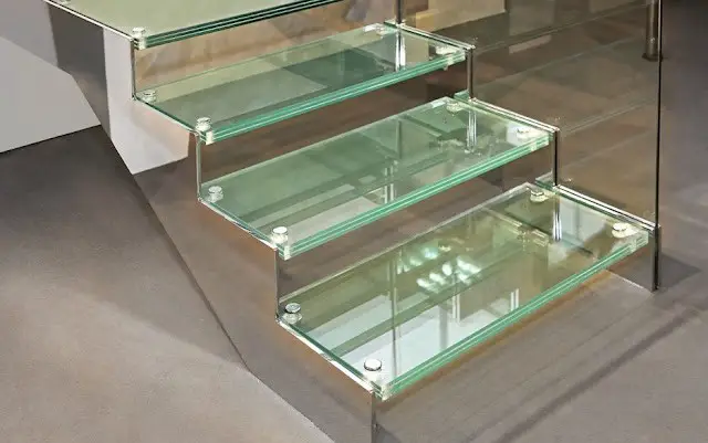 Types of staircases: Glass stair